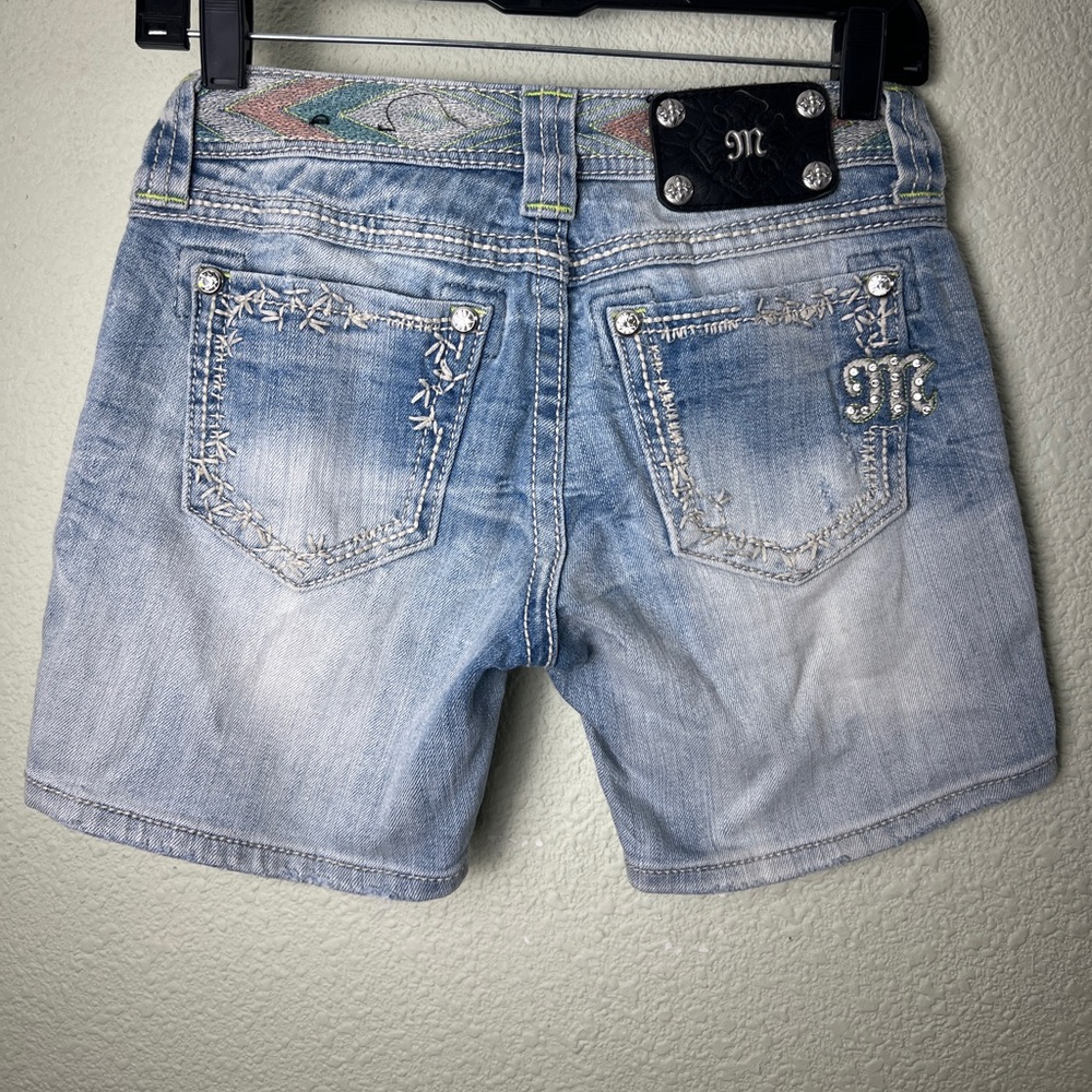 Miss Me Jeans Shorts Low Rise Arrow Embroidered Light Denim Mid 25 - Picture 2 of 11